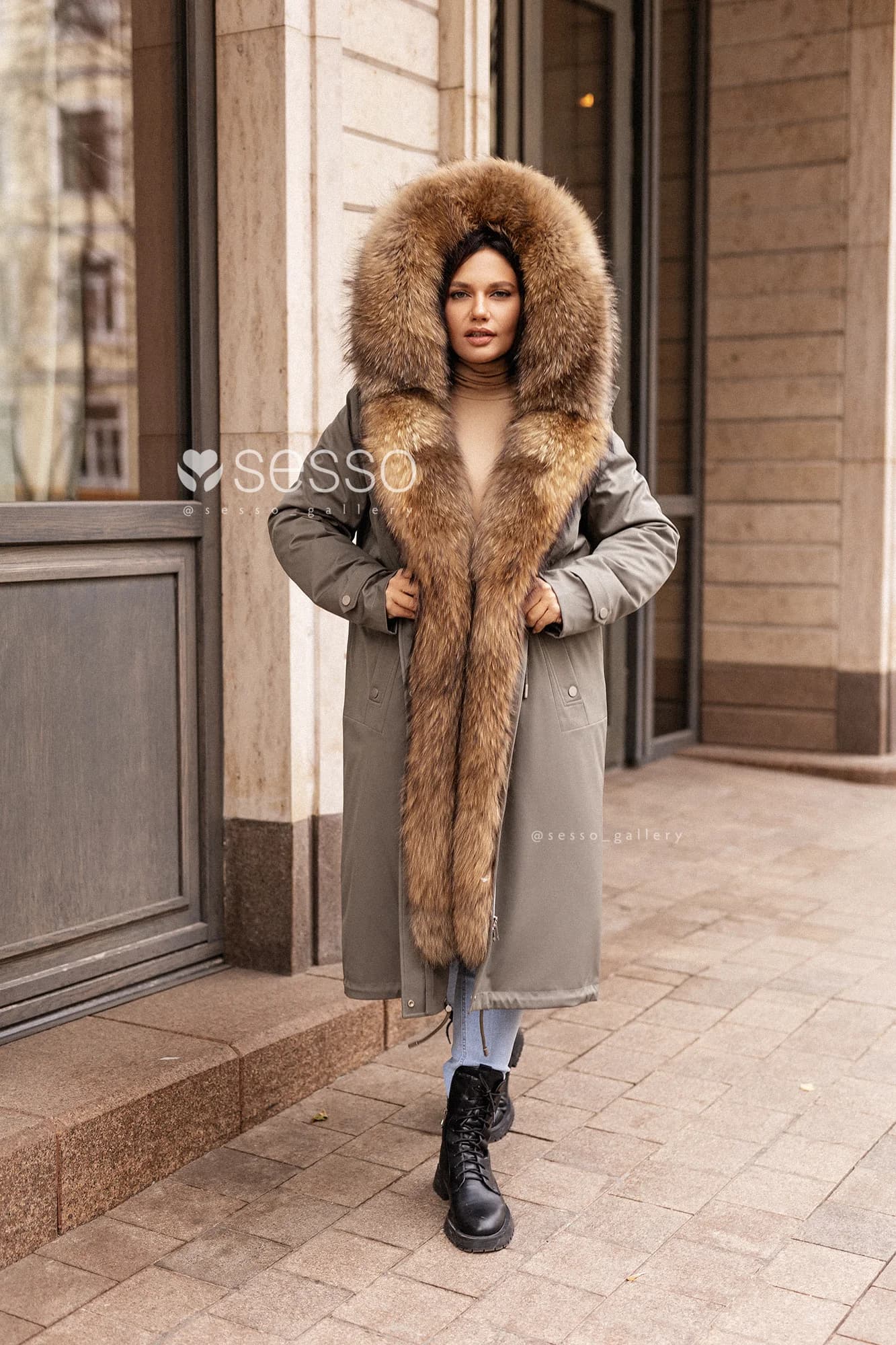 Парка Paris c мехом енота в цвете хаки - фото 8