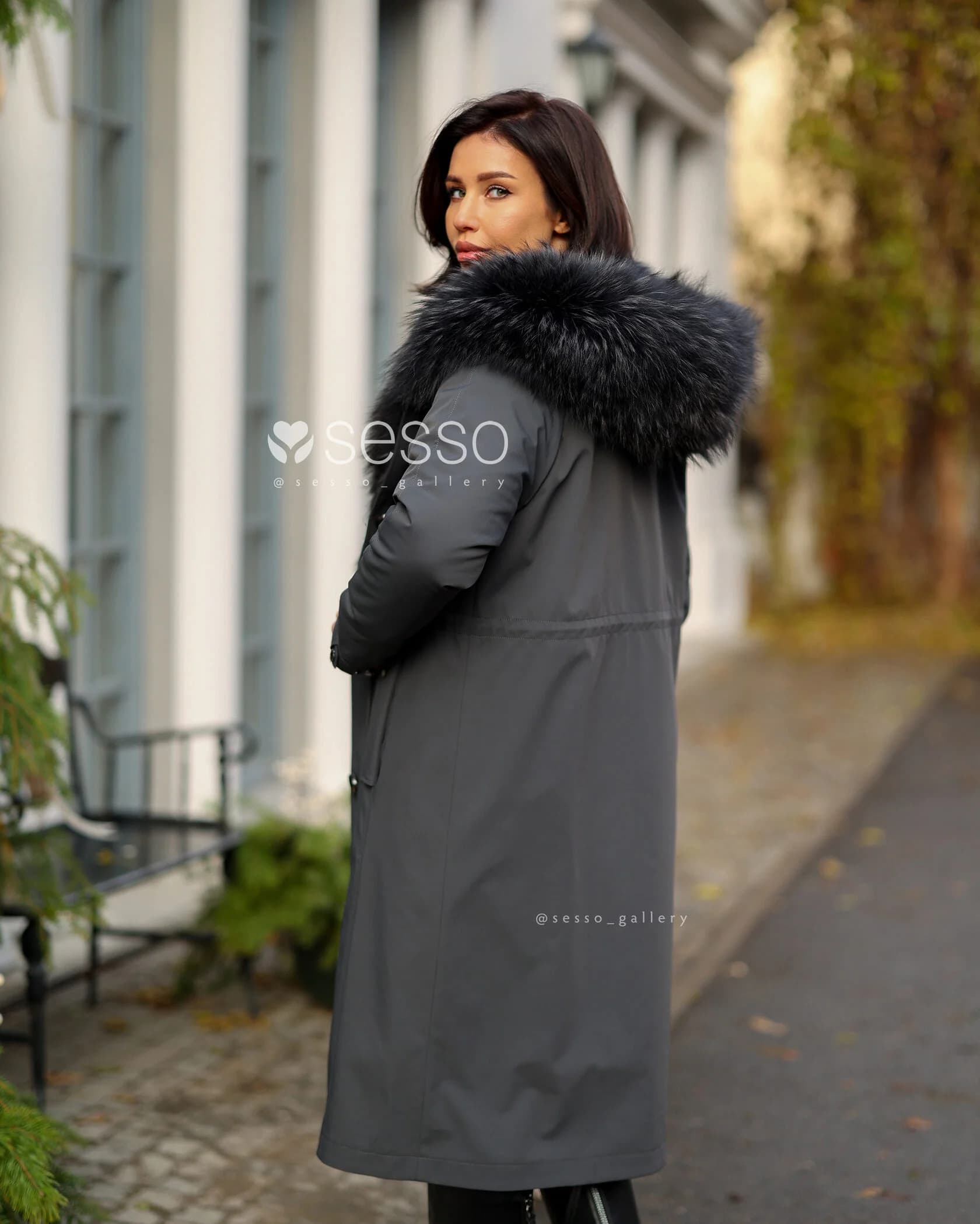 Парка Charlotte в темно-сером цвете с мехом енота - фото 10