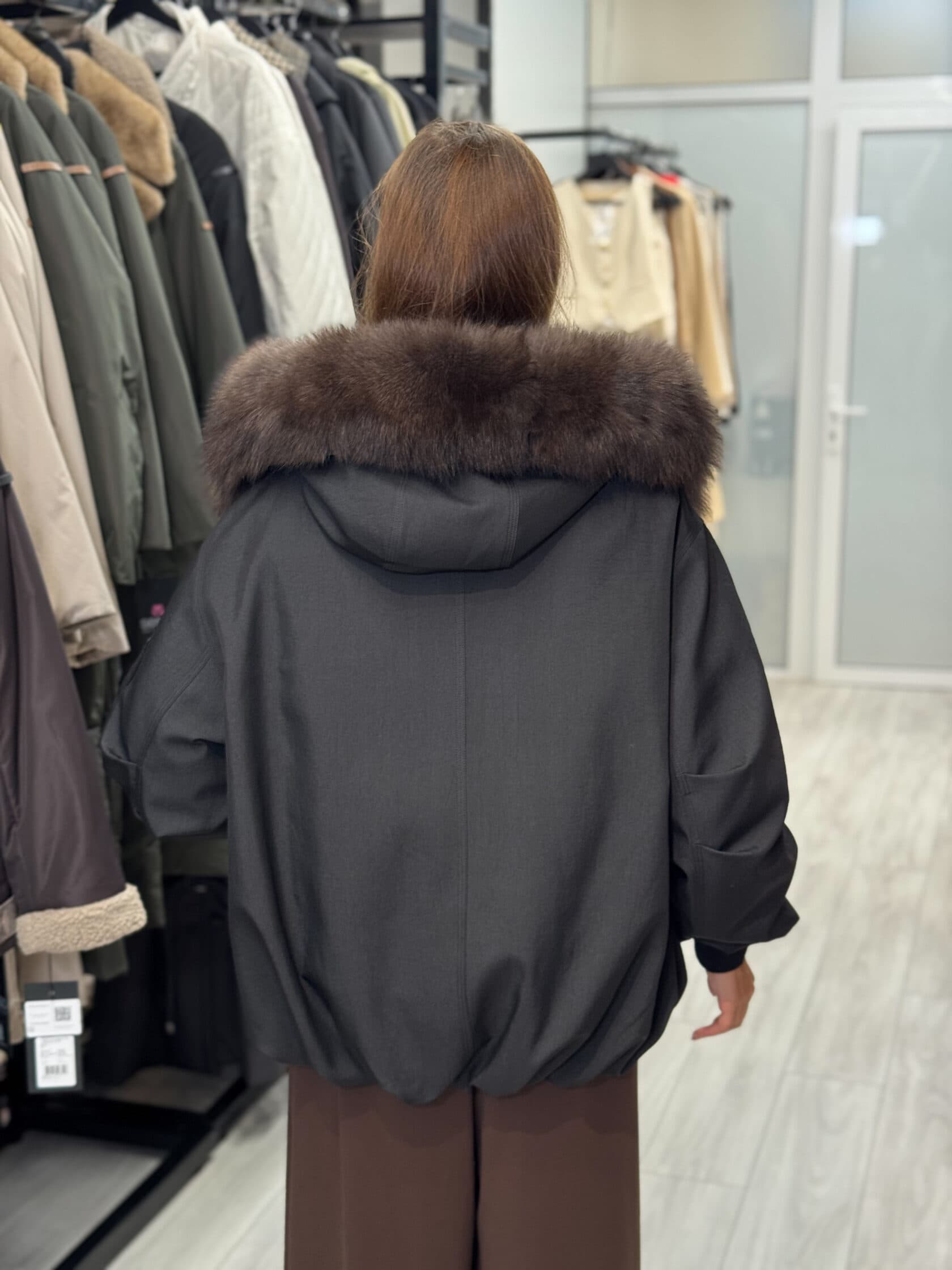 Пуховая куртка утепленная с мехом финского песца под соболя Caroline в черном цвете - фото 2