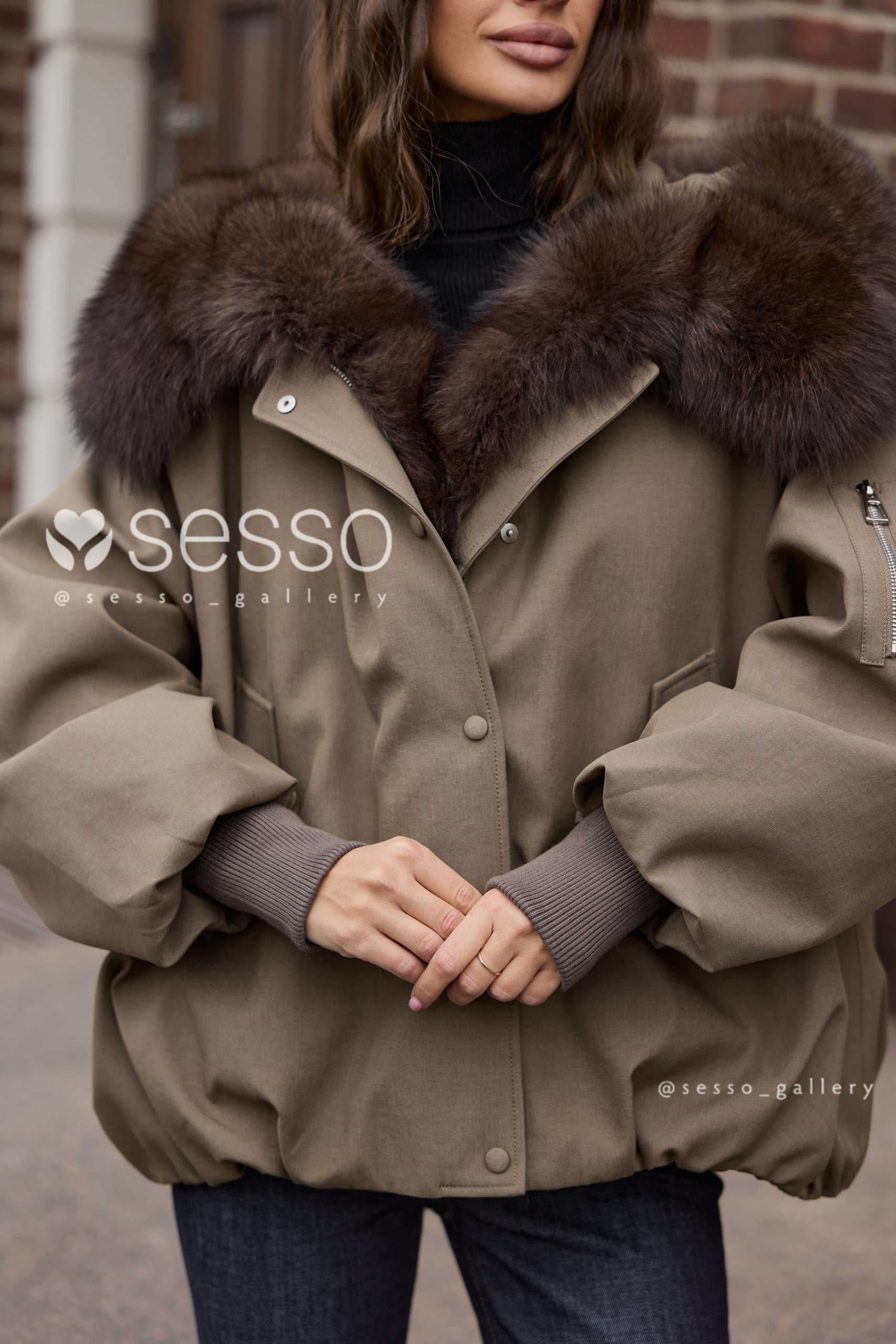 Пуховая куртка утепленная с мехом финского песца под соболя Caroline в цвете хаки - фото 10