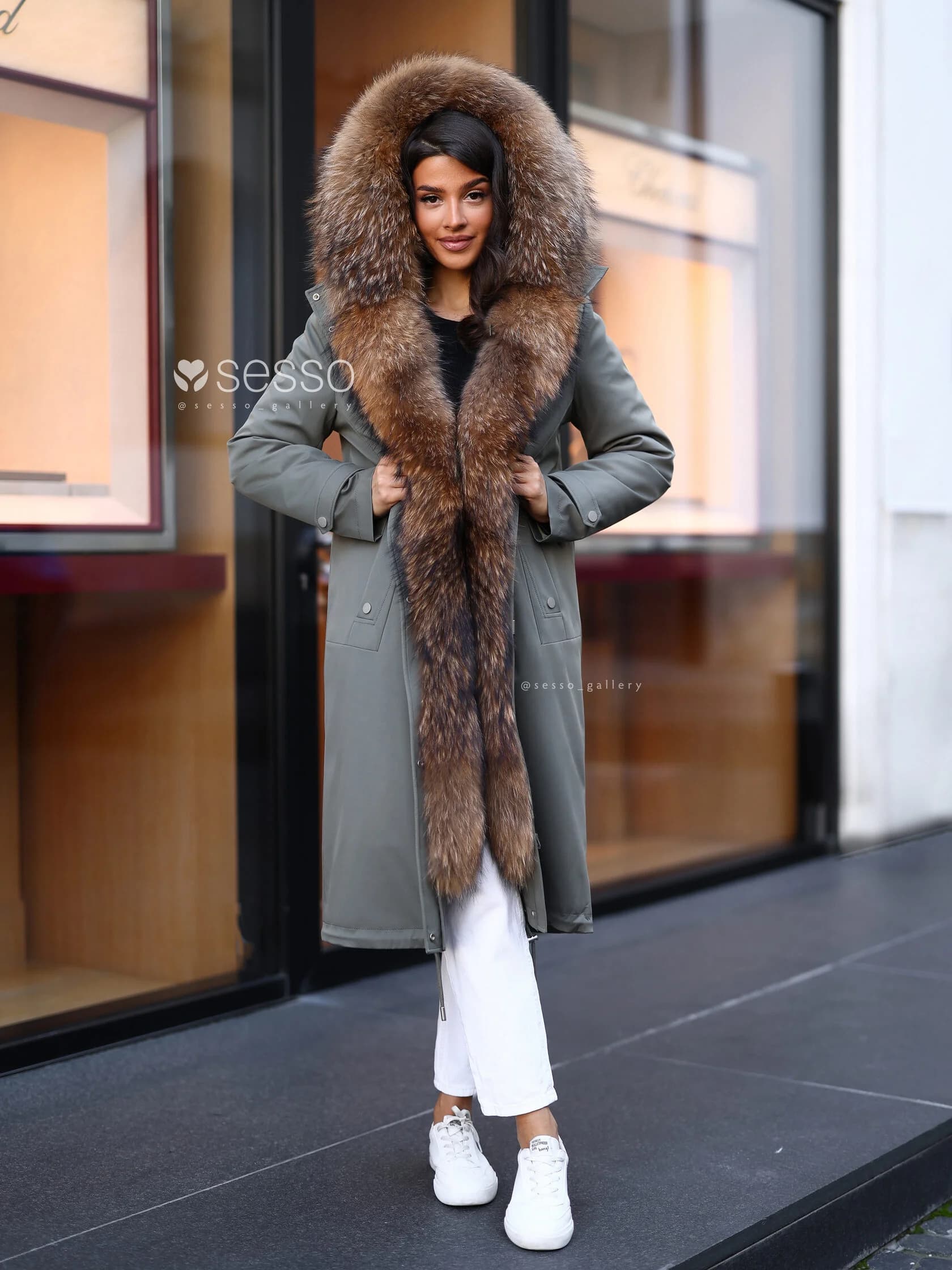 Парка Paris c мехом енота в цвете хаки - фото 7