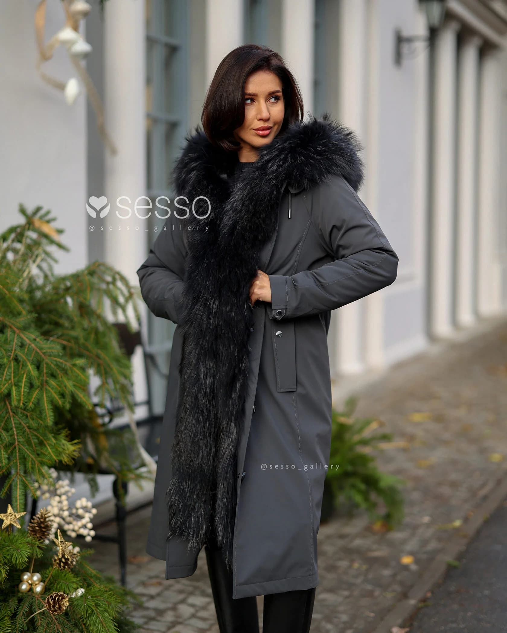 Парка Charlotte в темно-сером цвете с мехом енота