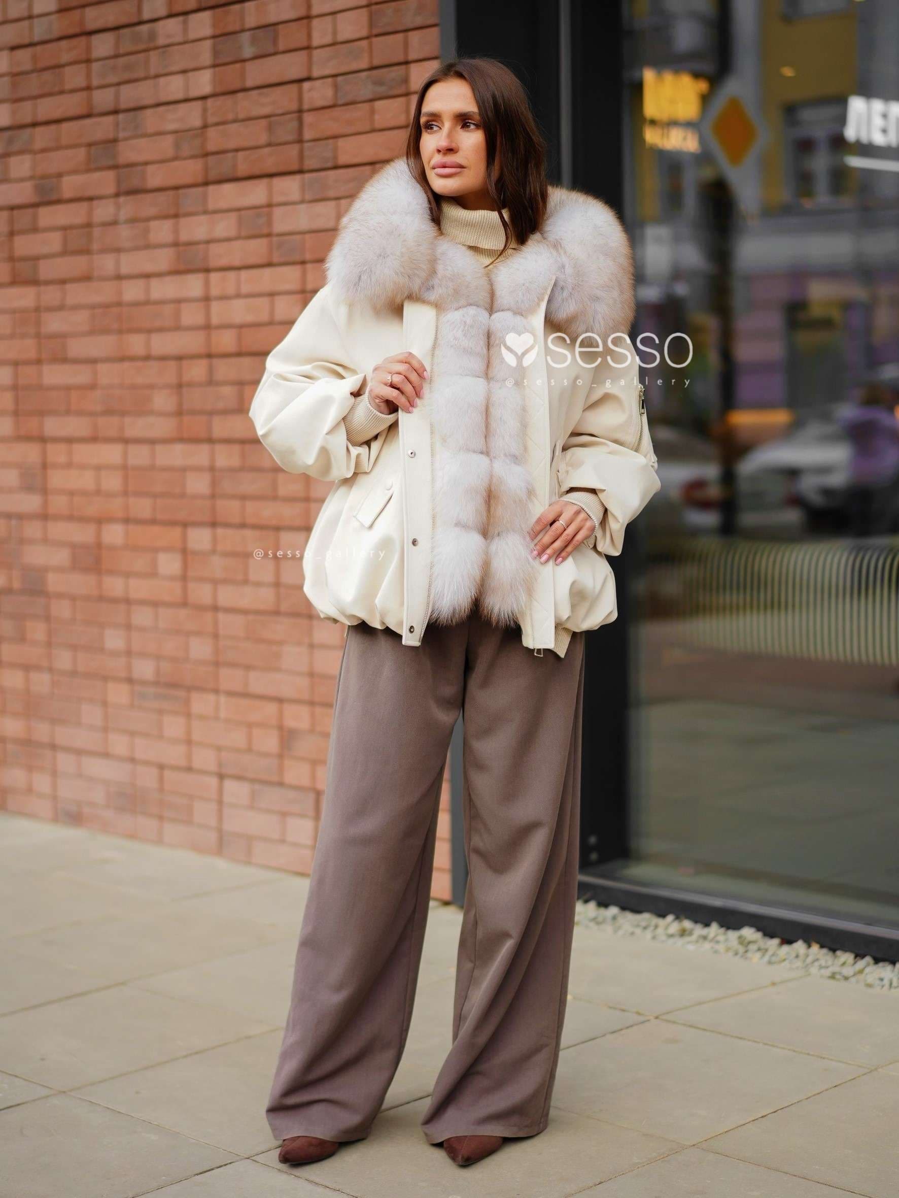 Пуховая куртка утепленная с мехом песца Caroline в молочном цвете