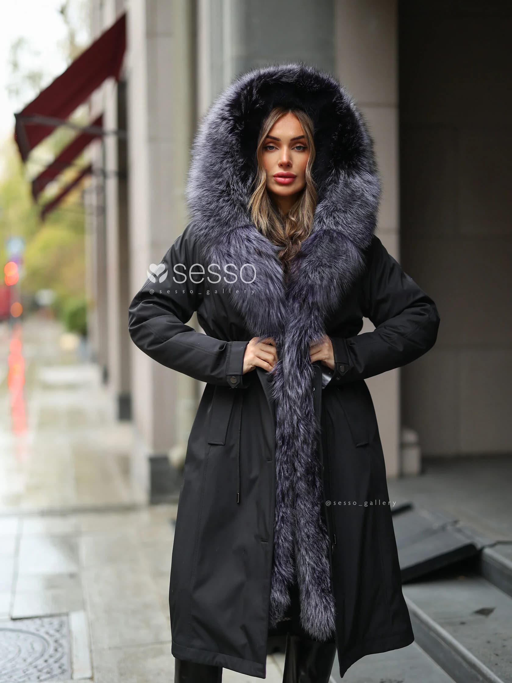 Парка Charlotte в черном цвете с мехом енота