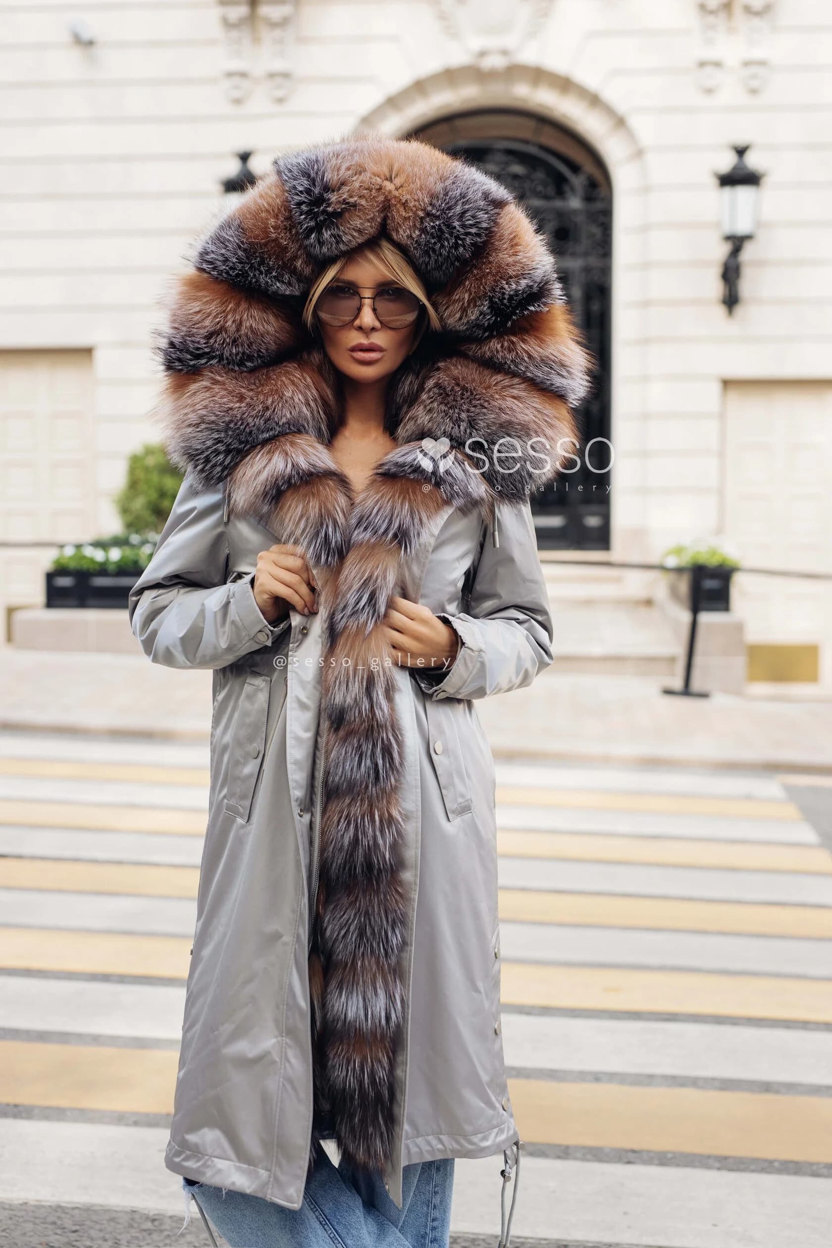 Парка Madison в сером оттенке с мехом лисицы