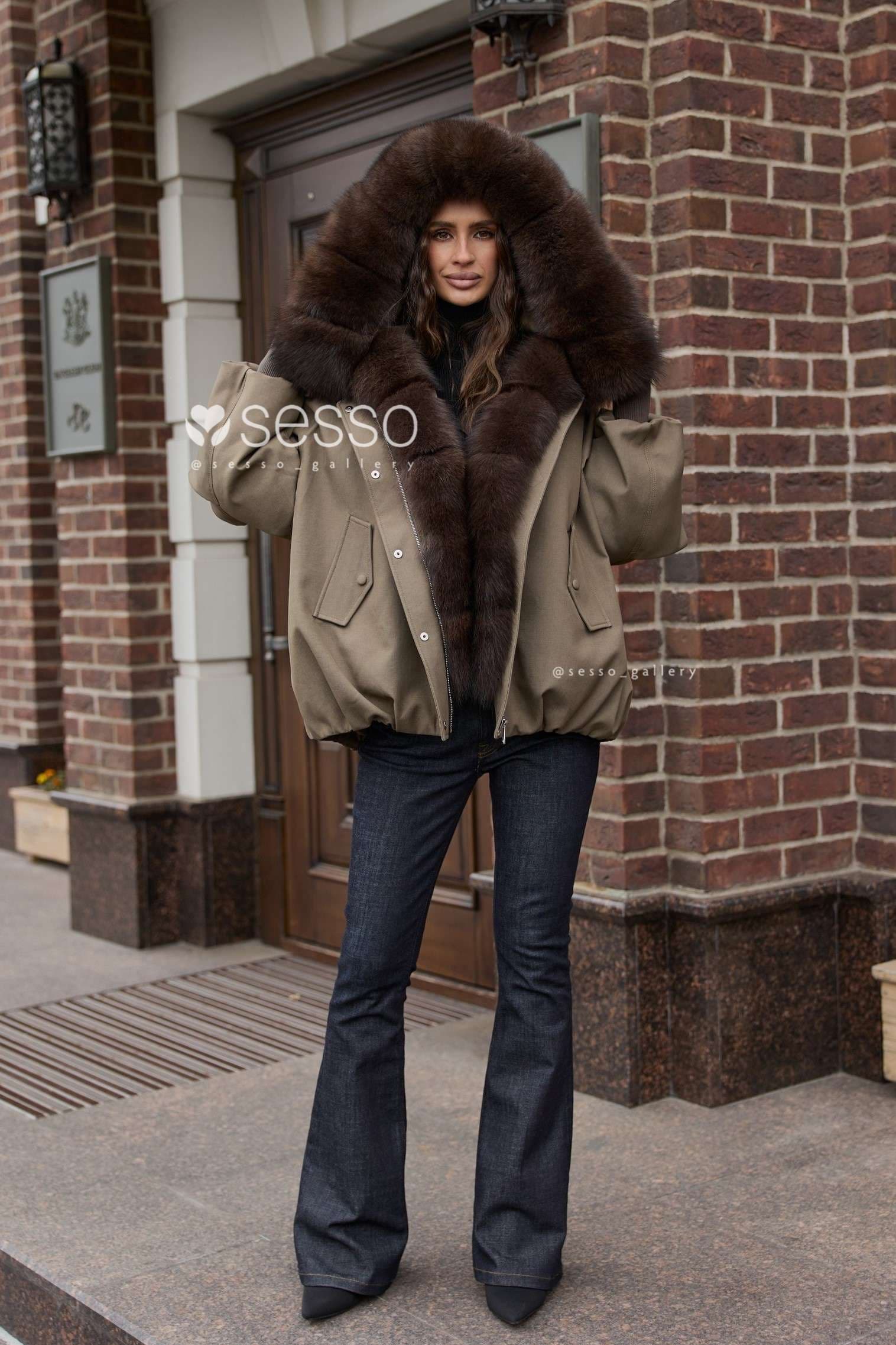 Пуховая куртка утепленная с мехом финского песца под соболя Caroline в цвете хаки