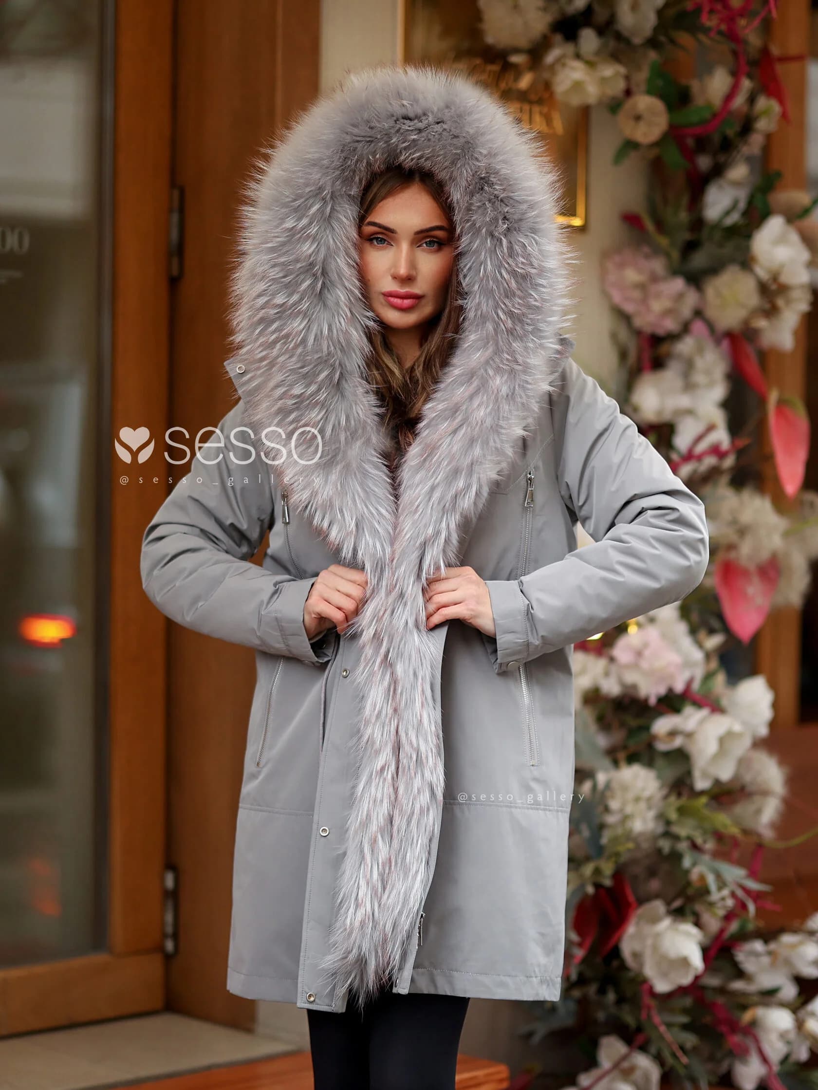 Парка Evelina в сером цвете с мехом енота