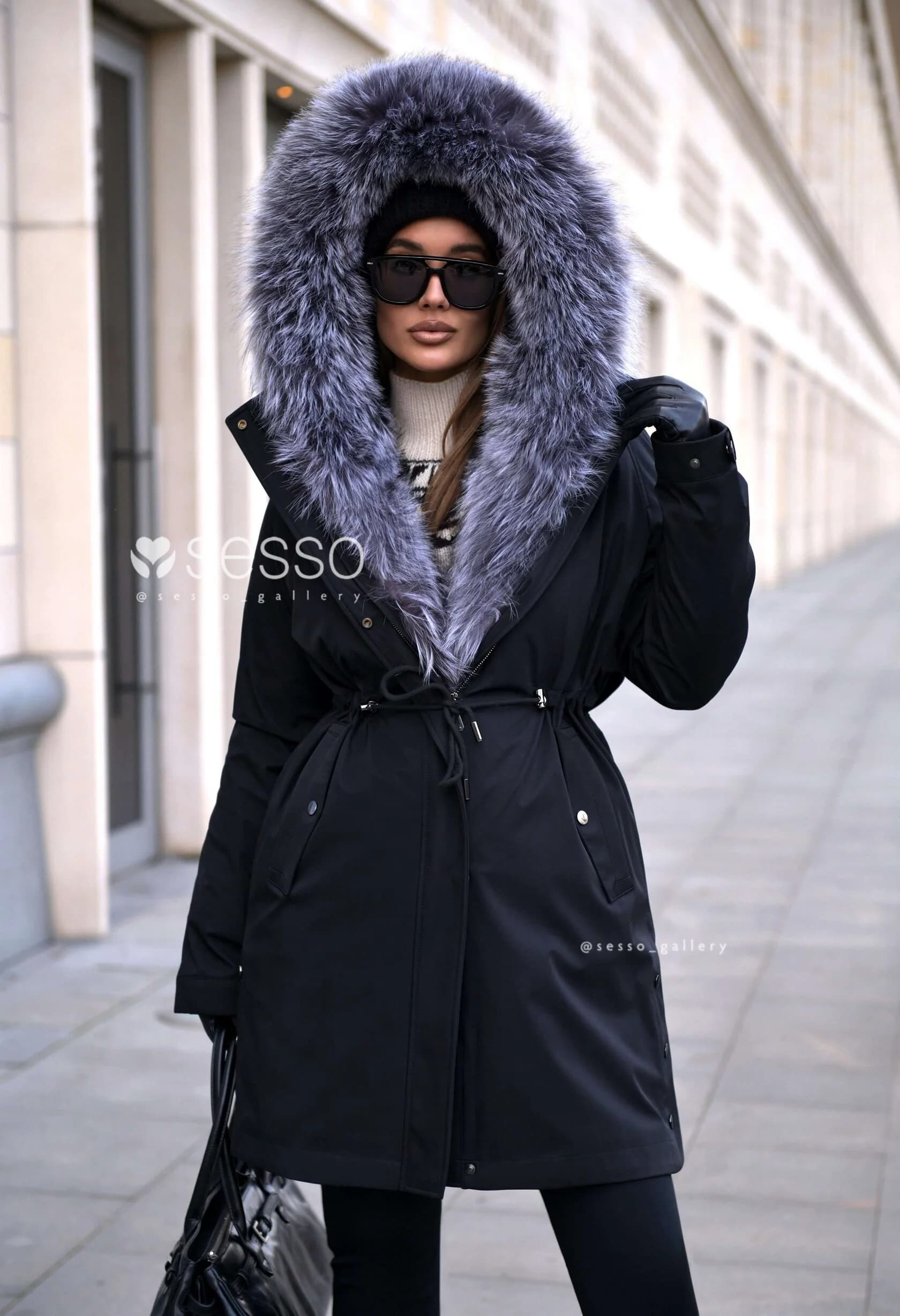 Парка Cecile в черно-белом цвете с мехом лисицы