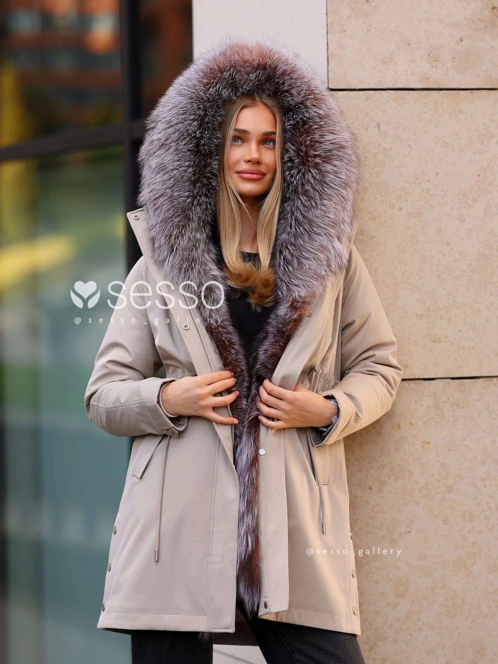 Парка Cecile в бежевом цвете с мехом лисицы