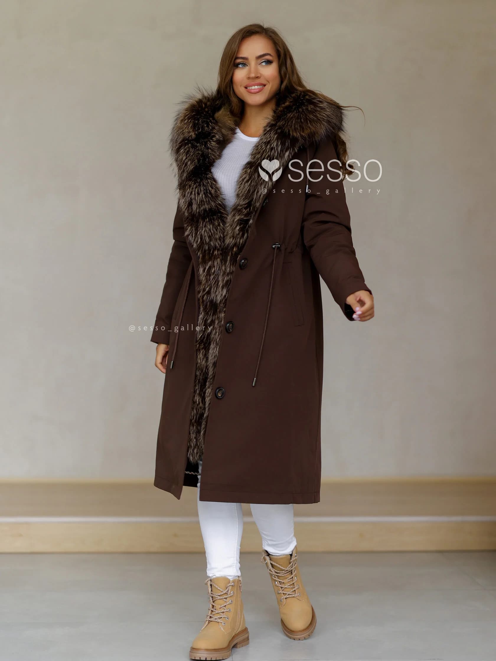 Парка Adelaida в оттенке шоколад с мехом енота