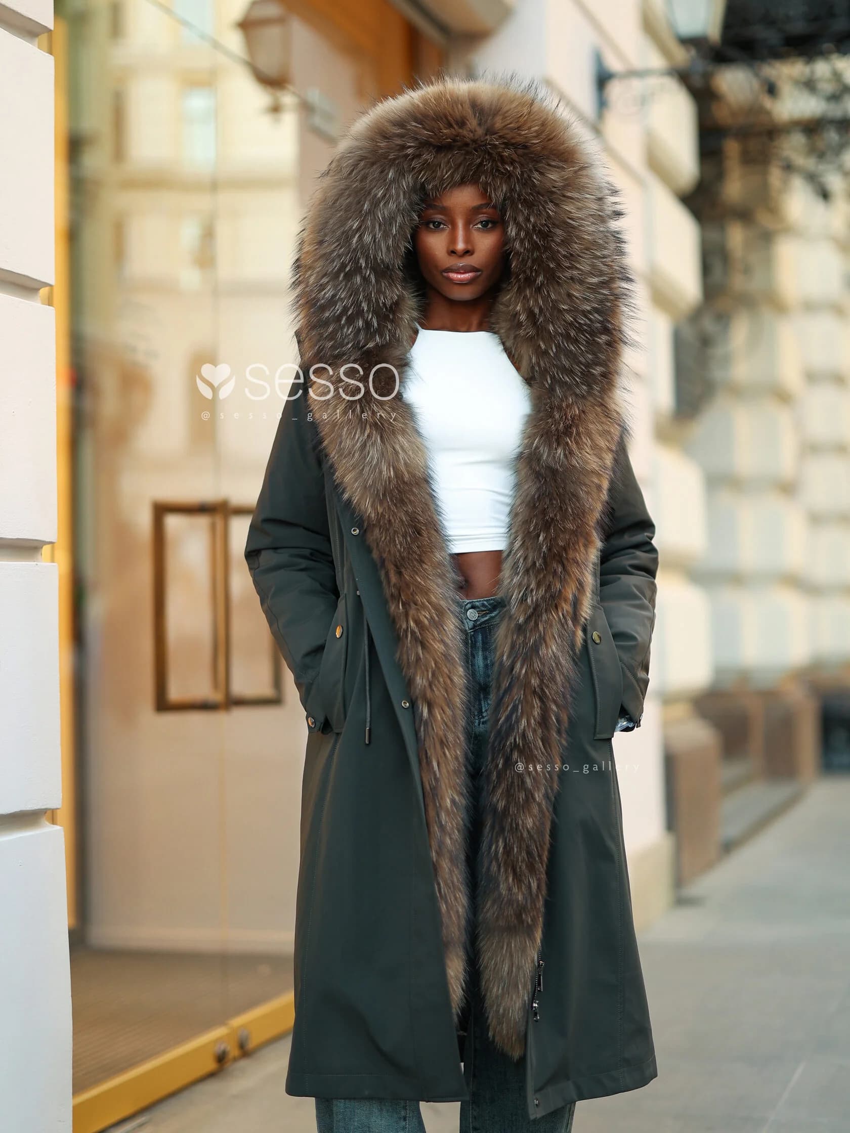 Парка Nataly с натуральным мехом енота в цвете хаки